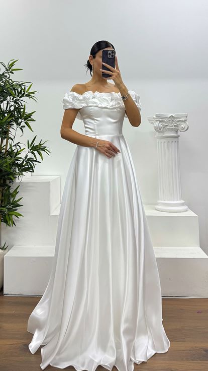 Abito da sera bianco plissettato con scollo a barca