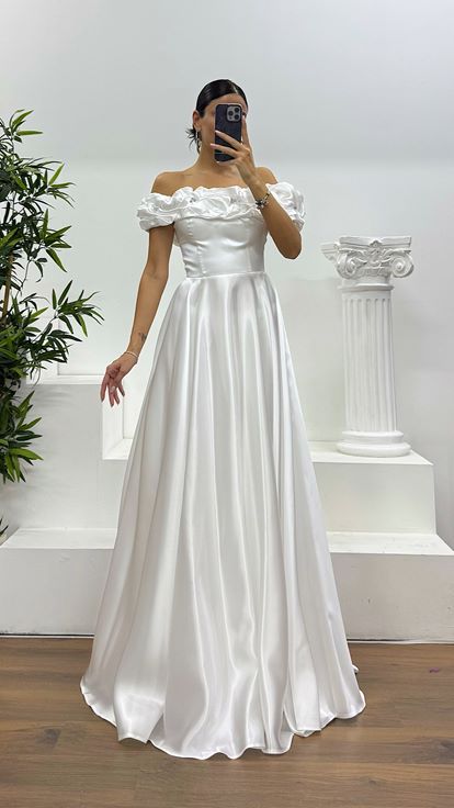 Abito da sera bianco plissettato con scollo a barca