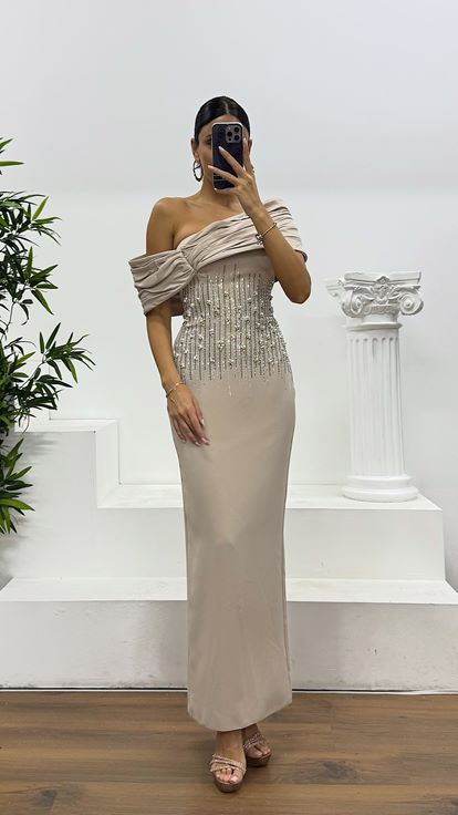 Vestido de noche beige de largo midi con detalles bordados