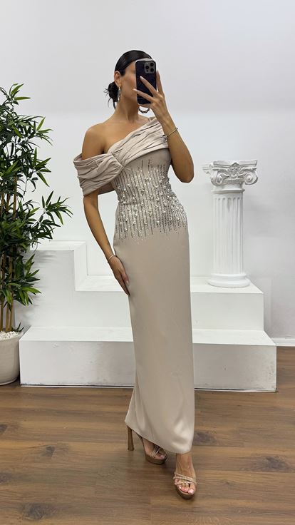 Vestido de noche beige de largo midi con detalles bordados