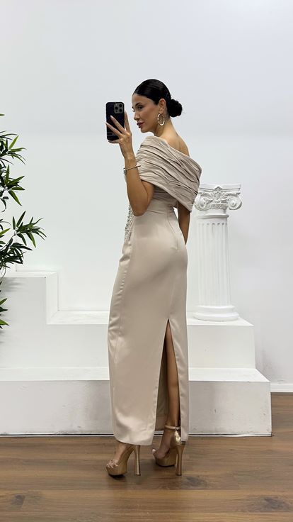Vestido de noche beige de largo midi con detalles bordados
