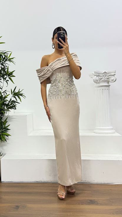 Vestido de noche beige de largo midi con detalles bordados