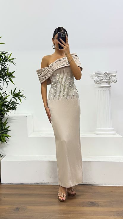 Vestido de noche beige de largo midi con detalles bordados