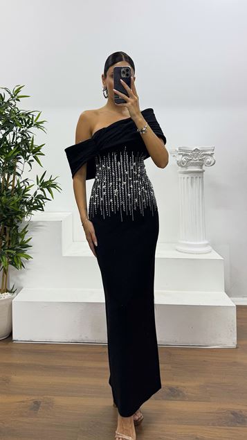 فستان سهرة أسود متوسط ​​الطول بتفاصيل مطرزة