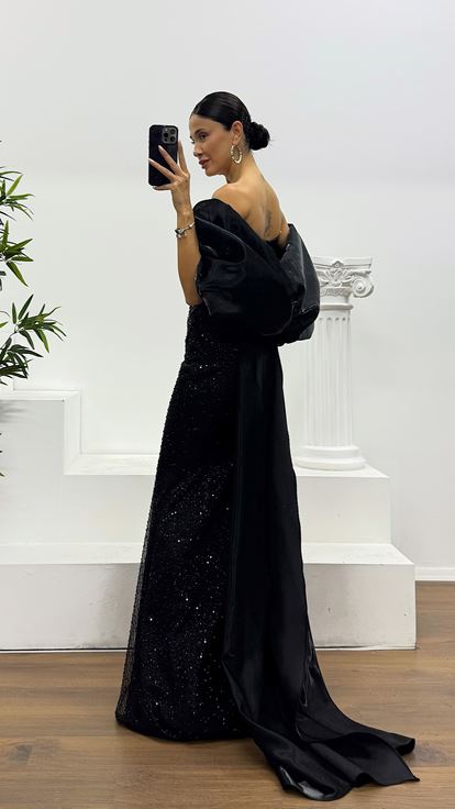 Abito da sera nero senza spalline ricamato