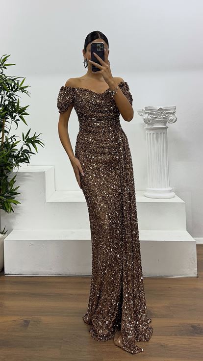 Abito da sera con paillettes e scollo a barca in rame