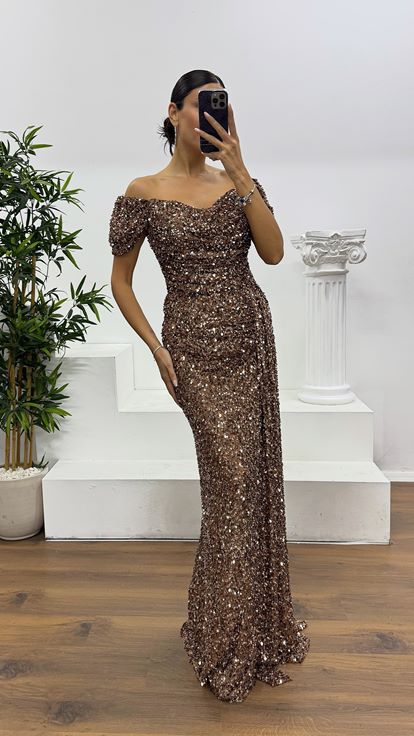 Abito da sera con paillettes e scollo a barca in rame