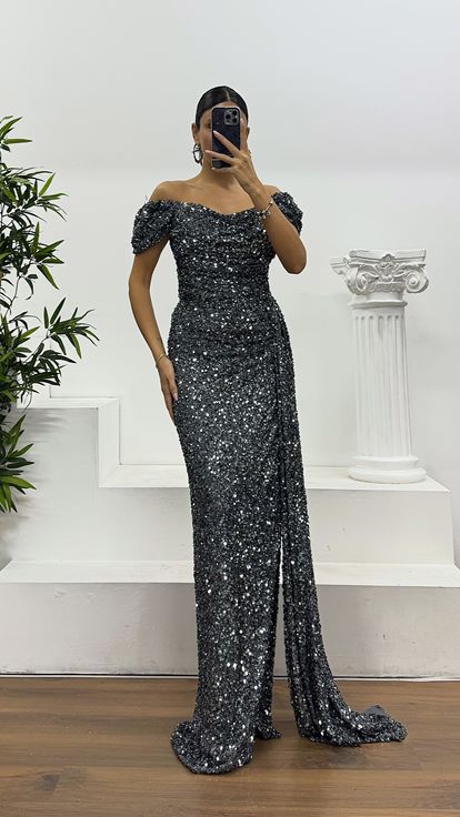 Abito da sera con paillettes e scollo a barca in argento