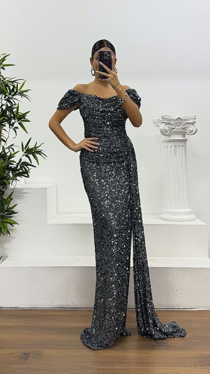 Abito da sera con paillettes e scollo a barca in argento