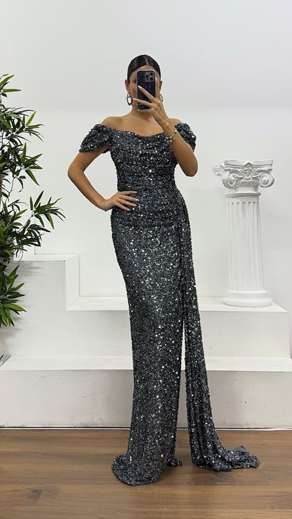 Abito da sera con paillettes e scollo a barca in argento