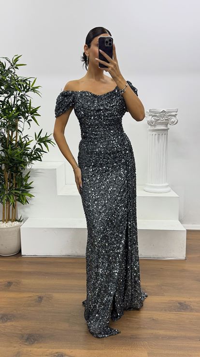 Abito da sera con paillettes e scollo a barca in argento