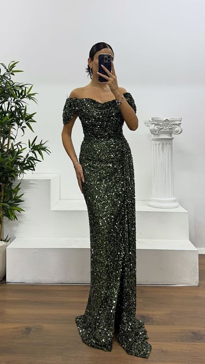 Abito da sera con paillettes e scollo a barca color cachi