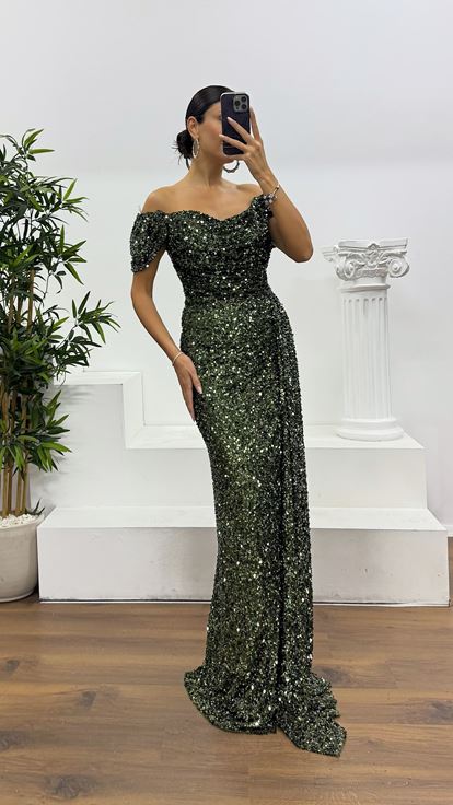 Abito da sera con paillettes e scollo a barca color cachi