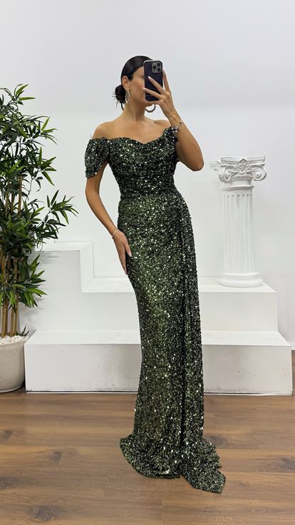 Abito da sera con paillettes e scollo a barca color cachi