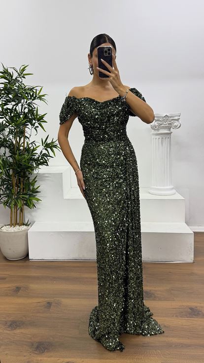 Abito da sera con paillettes e scollo a barca color cachi