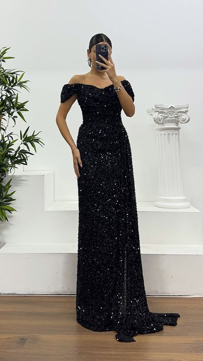 Abito da sera nero con scollo a barca e paillettes