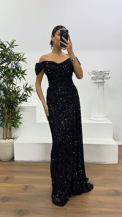Abito da sera nero con scollo a barca e paillettes