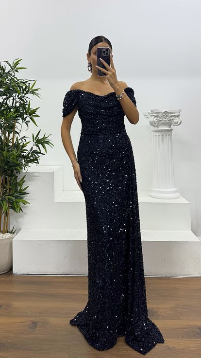 Abito da sera con paillettes e scollo a barca blu navy