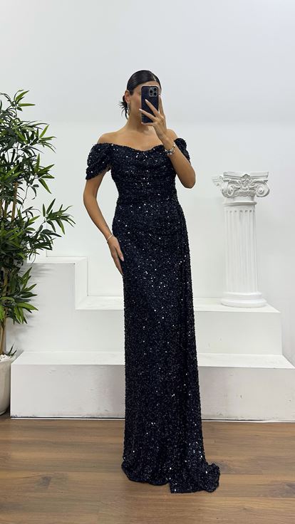 Abito da sera con paillettes e scollo a barca blu navy