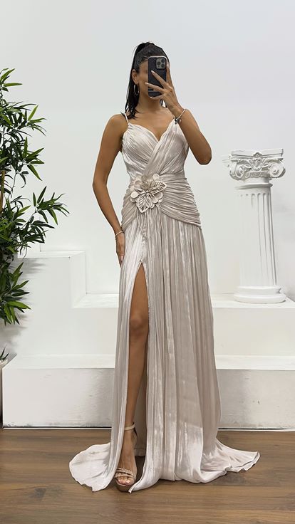 فستان سهرة مطوي بأشرطة مرصع بالأحجار