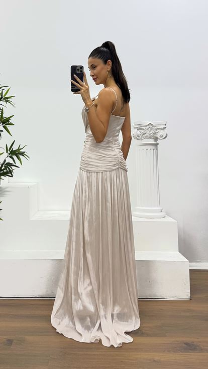 فستان سهرة مطوي بأشرطة مرصع بالأحجار