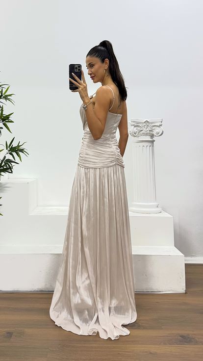 فستان سهرة مطوي بأشرطة مرصع بالأحجار