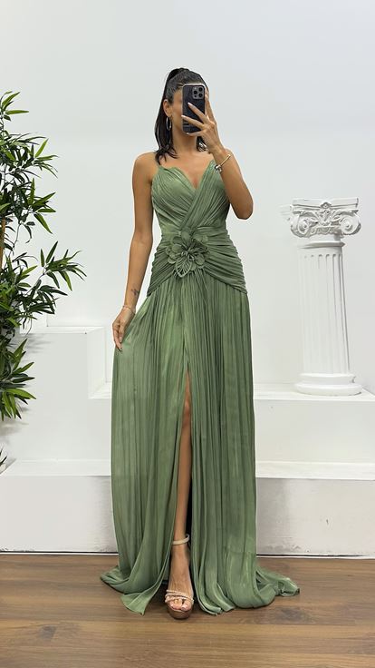 فستان سهرة كاكي اللون بأشرطة وثنيات