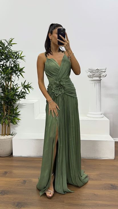 فستان سهرة كاكي اللون بأشرطة وثنيات