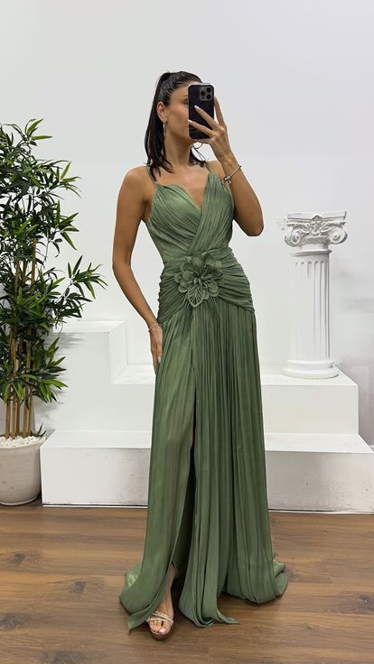 فستان سهرة كاكي اللون بأشرطة وثنيات