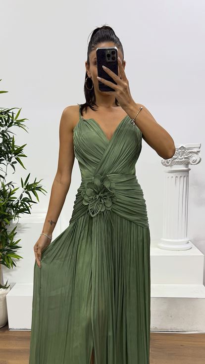 فستان سهرة كاكي اللون بأشرطة وثنيات