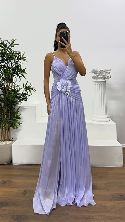 Abito da sera plissettato color lavanda con spalline sottili