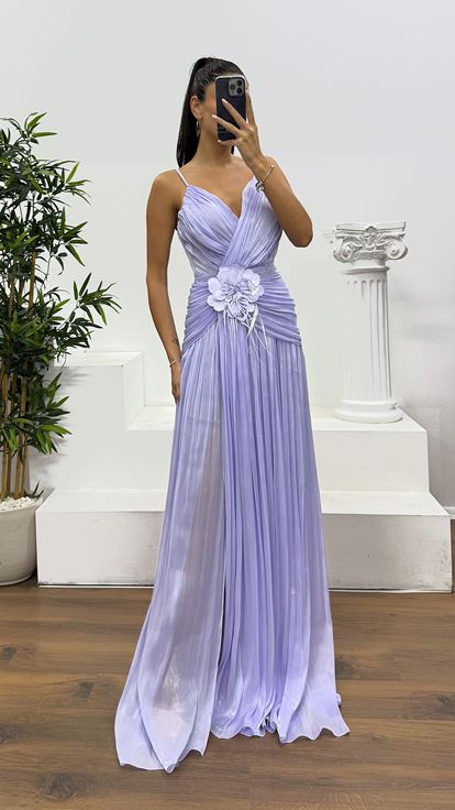 Abito da sera plissettato color lavanda con spalline sottili