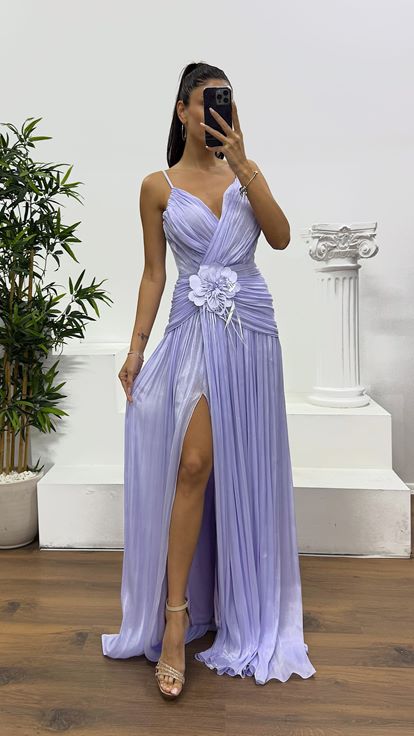 Abito da sera plissettato color lavanda con spalline sottili
