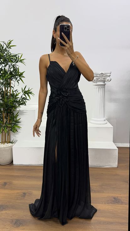 فستان سهرة أسود مكشكشة بأشرطة