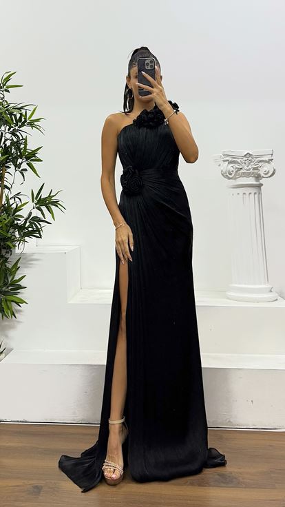 فستان سهرة أسود بكتف واحد مزين بتفاصيل زهرية