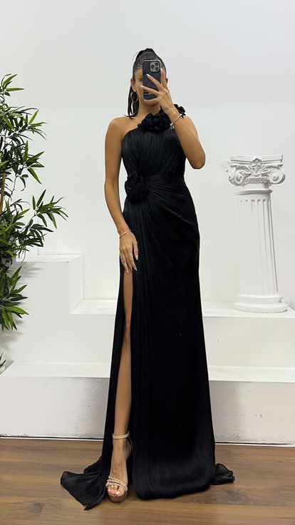 فستان سهرة أسود بكتف واحد مزين بتفاصيل زهرية