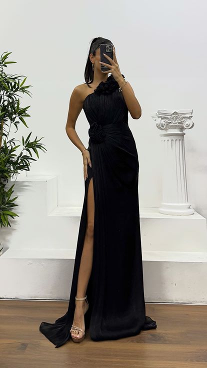 فستان سهرة أسود بكتف واحد مزين بتفاصيل زهرية