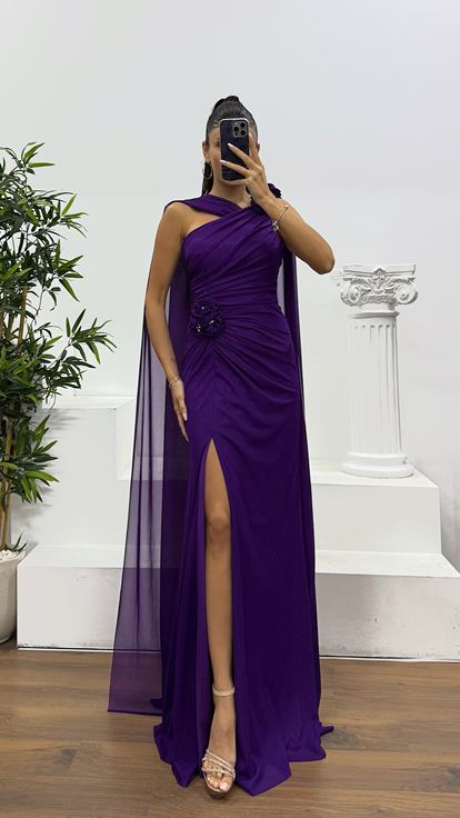 Abito da sera in tulle con dettagli floreali viola