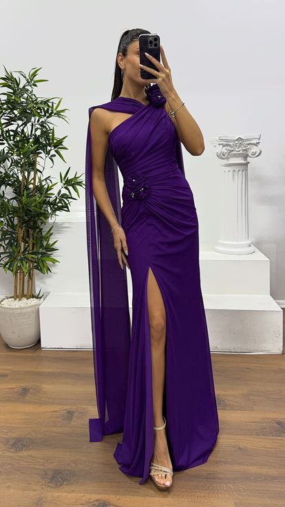 Abito da sera in tulle con dettagli floreali viola