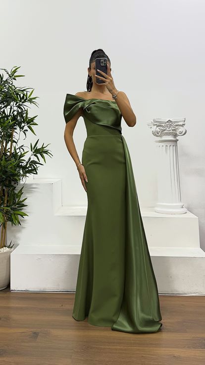 Abito da sera monospalla in raso color cachi con dettagli