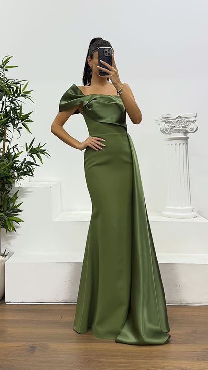 Abito da sera monospalla in raso color cachi con dettagli