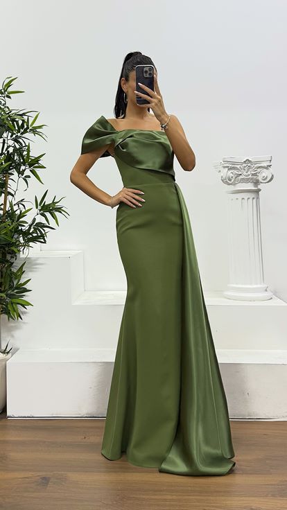 Abito da sera monospalla in raso color cachi con dettagli