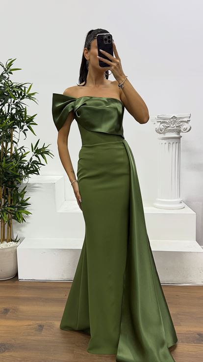 Abito da sera monospalla in raso color cachi con dettagli