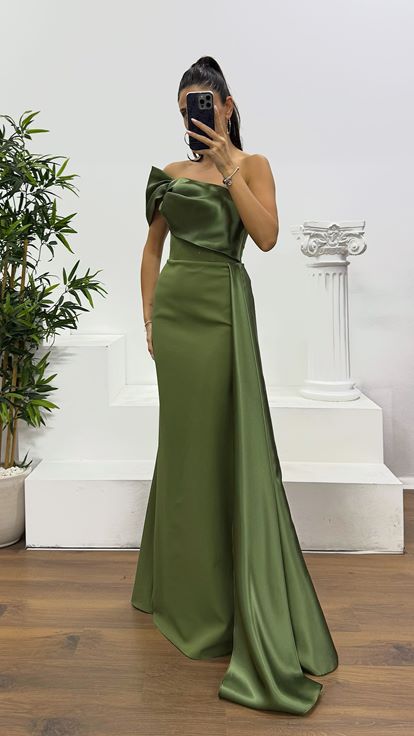 Abito da sera monospalla in raso color cachi con dettagli