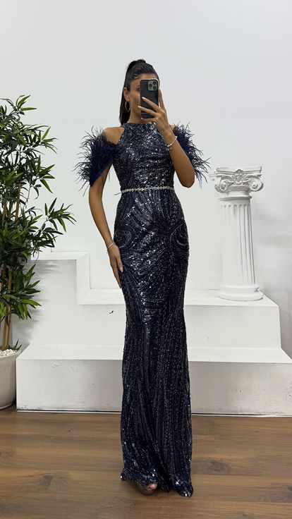 Robe de soirée brodée bleu marine avec plumes