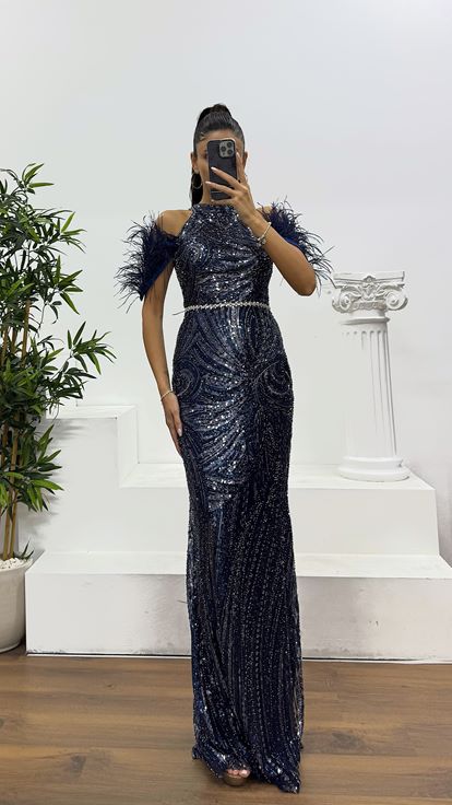 Robe de soirée brodée bleu marine avec plumes