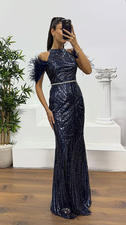 Robe de soirée brodée bleu marine avec plumes