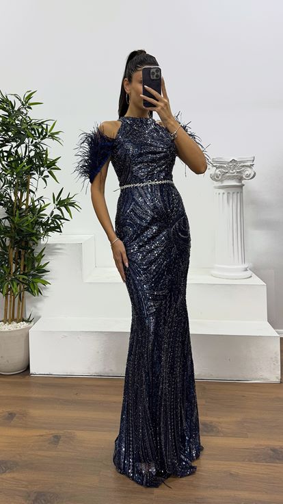 Robe de soirée brodée bleu marine avec plumes