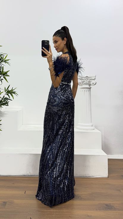 Robe de soirée brodée bleu marine avec plumes