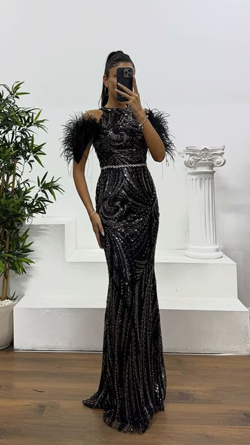 فستان سهرة أسود مزين بالريش